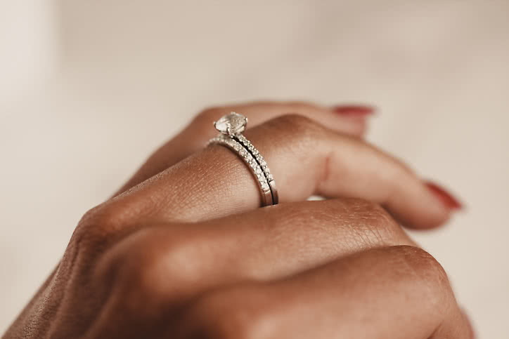 Side-stone ring